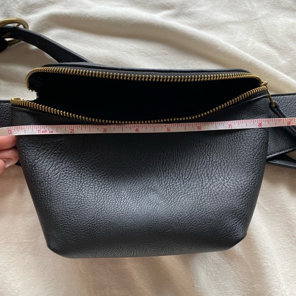 Universal Thread Black Adjustable Crossbody Bag - Picture 6 of 12